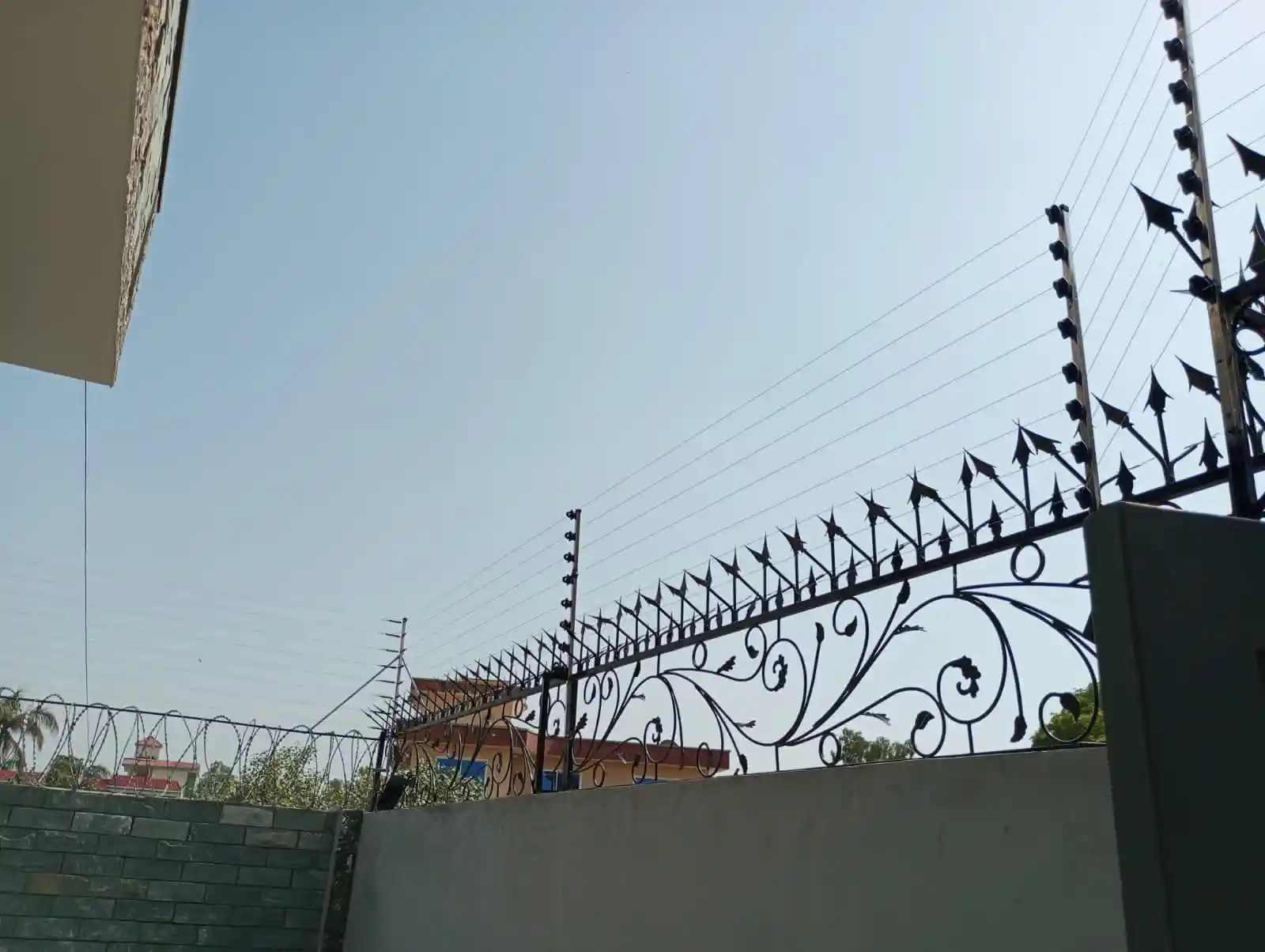 Electric fence in Lahore